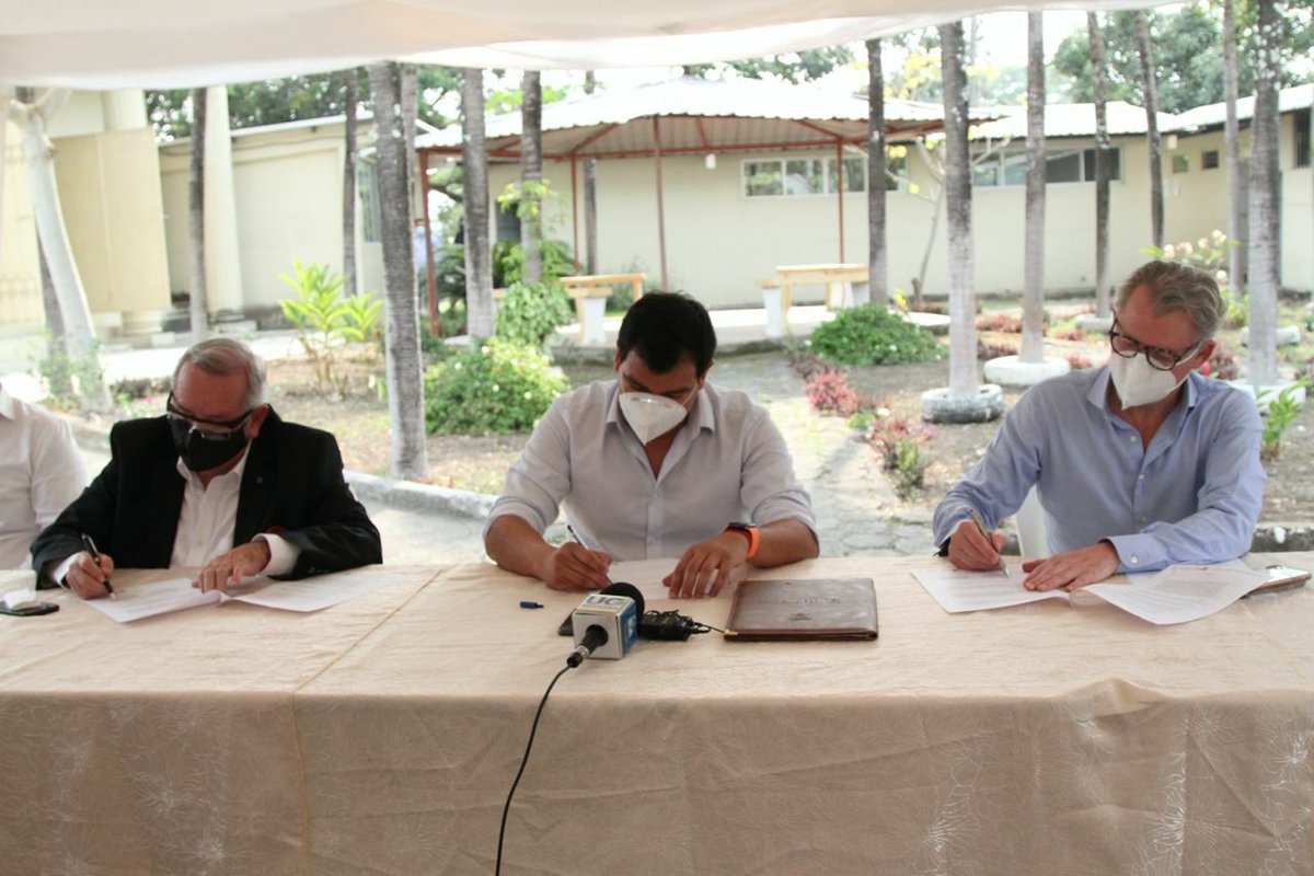 agustinalbanm's tweet image. Fortalecer la formación técnica y tecnológica es uno de nuestros principales objetivos y lo hacemos con acciones concretas. Hoy suscribimos una Carta de Intención para implementar el IST Ciudad de Valencia en un predio de la @UdeGuayaqul, ubicado en Vinces.