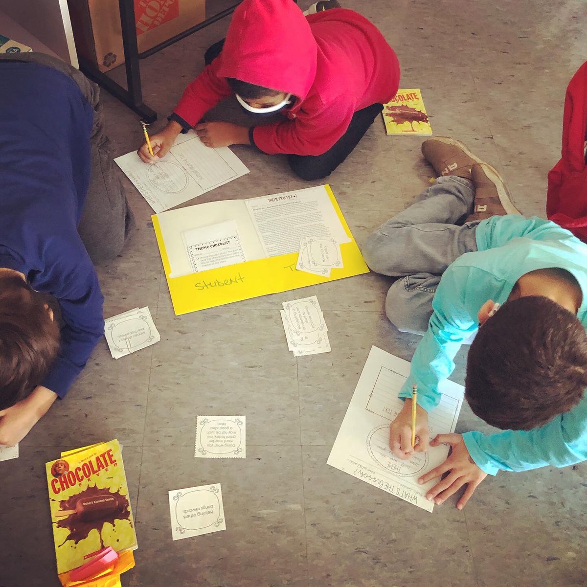 BCSDBabs's tweet photo. Groups worked together to determine &amp; sort themes present in their book club books, then supported chosen themes with text evidence. #bookclubdiscussion @brewsterschools https://t.co/DDQxVJRAUJ