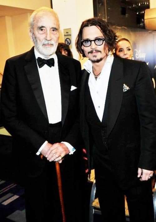 support_depp's tweet image. &quot;Es uno de los talentos más importantes de la industria y, Dios sabe, lo necesitamos. Johnny es una estrella, y ese no es un término que use a la ligera. No hay muchos de ellos hoy en día ...&quot; 

-Christopher Lee acerca de 
                                    ✨JOHNNY DEPP✨