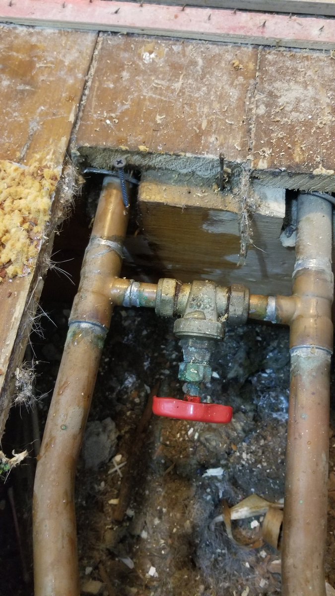 Morheat2's tweet photo. I can only assume, the genius who put a bypass under the floor, also screwed his own pipe. 🤷🏻‍♂️ https://t.co/fOd22u0eoz