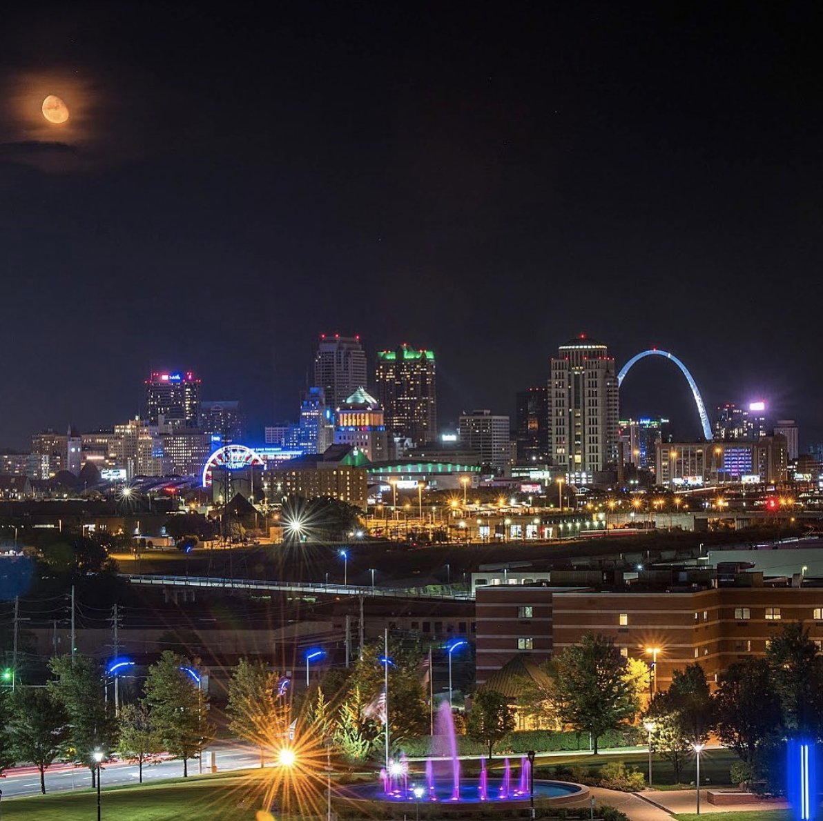 DowntownStLouis's tweet photo. The sun might be setting earlier, but with a skyline this colorful, we're okay with it. 🎡🌃💜 https://t.co/ib3pod0gfJ