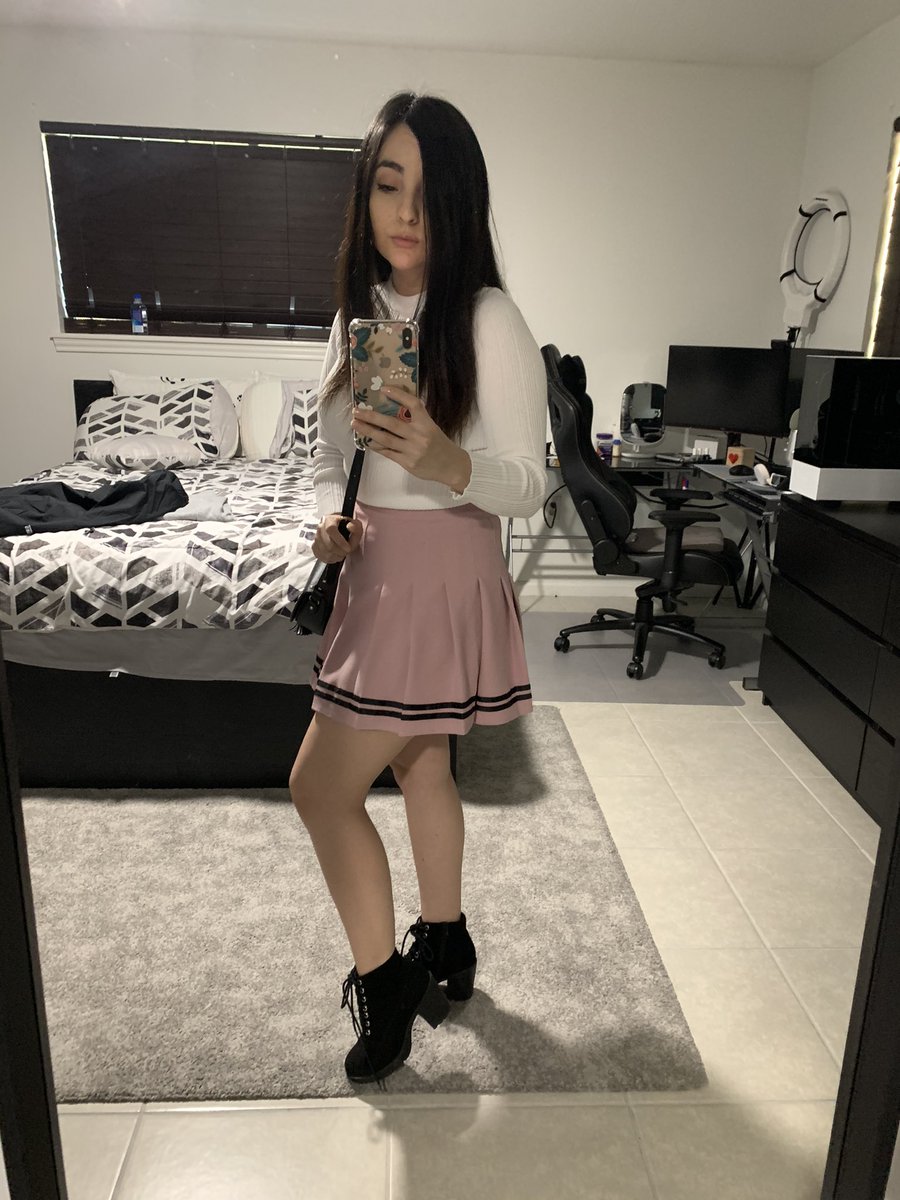iMyztique's tweet photo. He estado batallando estos últimos días con mi depresión. Lo siento si me ausento en los streams. Cuando me sienta con más ánimos, regreso. Gracias por la paciencia. https://t.co/Nh1gO5uqeM