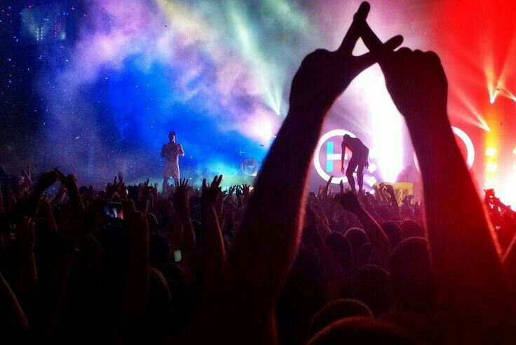 BanditoHub's tweet photo. 🔥Votes for the AMAs the last 5 minutes through Twitter:

Twenty One Pilots: 73

B!ll!e E!l!sh: 55

30 MINUTES LEFT! IF YOU READ THIS, PLEASE VOTE ON THE WEBSITE TOO!
🔗https://t.co/AnqTy5MFNm

I'm voting for twenty one pilots for Favorite Artist - Alternative Rock at the #AMAs https://t.co/ppPUhoz6RG