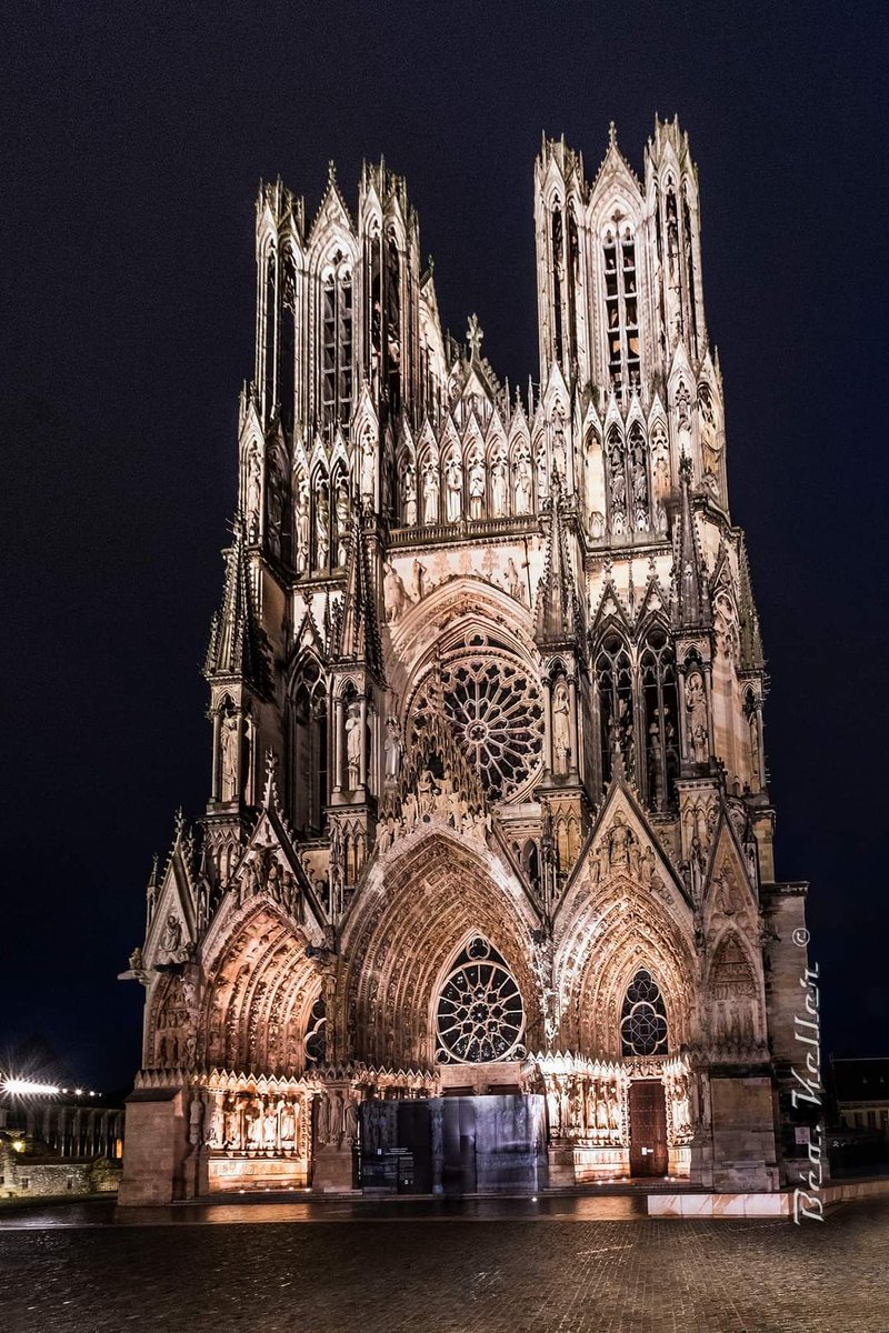 CricriBch_51's tweet photo. J'aime trop cette photo de la Cathédrale de Reims la nuit 🌃🥰😍 #JaimeReims #MaVilleDeCoeur #GrandReims #Marne #GrandEst https://t.co/bkVfrIRCYC