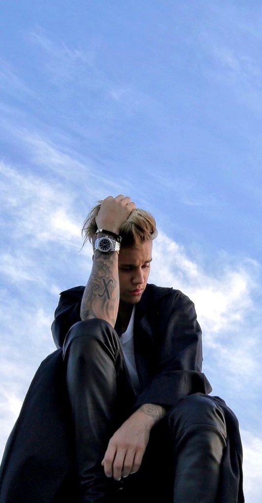 PortalBieberOFC's tweet photo. ÚLTIMA META: COMENTEM SEUS DEZ VOTOS DIÁRIOS E DEEM RTS EM TODOS OS COMENTÁRIOS 

I'm voting for Justin Bieber for Artist Of The Year at the #AMAs https://t.co/0I6Y9bYH6O