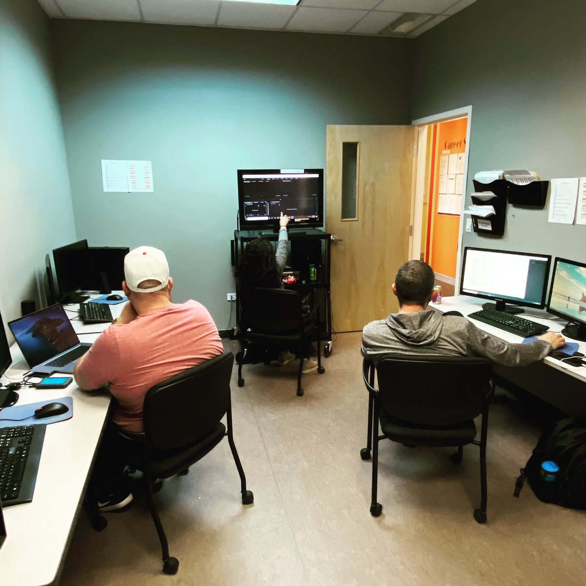 CoMediaSchool's tweet photo. Adobe Premiere workshop time ☑️
#BeOnAir #WeAreCMS #IAmCMS #CMSSuccess #ColoradoMediaSchool #VideoEditing https://t.co/9Kp4bZTyI7