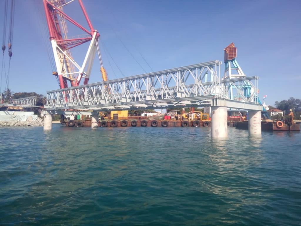 UzalendoNews_KE's tweet photo. It is the first time in Africa that pedestrians will cross the ocean using a floating bridge...prior to this, there was chaos galore at Likoni, as pedestrians fought for the few available ferries..
@KeNHAKenya
@Ma3Route
@FerryKenya
#Likonifloatingbridge https://t.co/SvnvfLCtkH