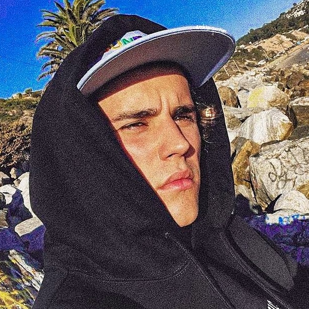 owbuzztin's tweet photo. quantos rts e comentários com a tag eu consigo aqui?????

I'm voting for Justin Bieber for Artist Of The Year at the #AMAs https://t.co/UC7CDvTTfr