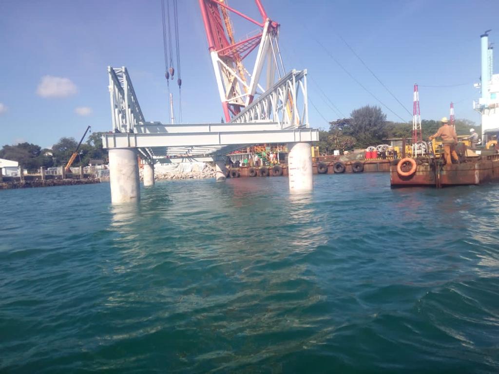 UzalendoNews_KE's tweet photo. The bridge was ordered by President Uhuru Kenyatta after Likoni residents complained about inconveniences in accessing Mombasa island, where majority work.
@FerryKenya
@Ma3Route
@KeNHAKenya
@KenyanTraffic
#Likonifloatingbridge https://t.co/emyNE4nlt8
