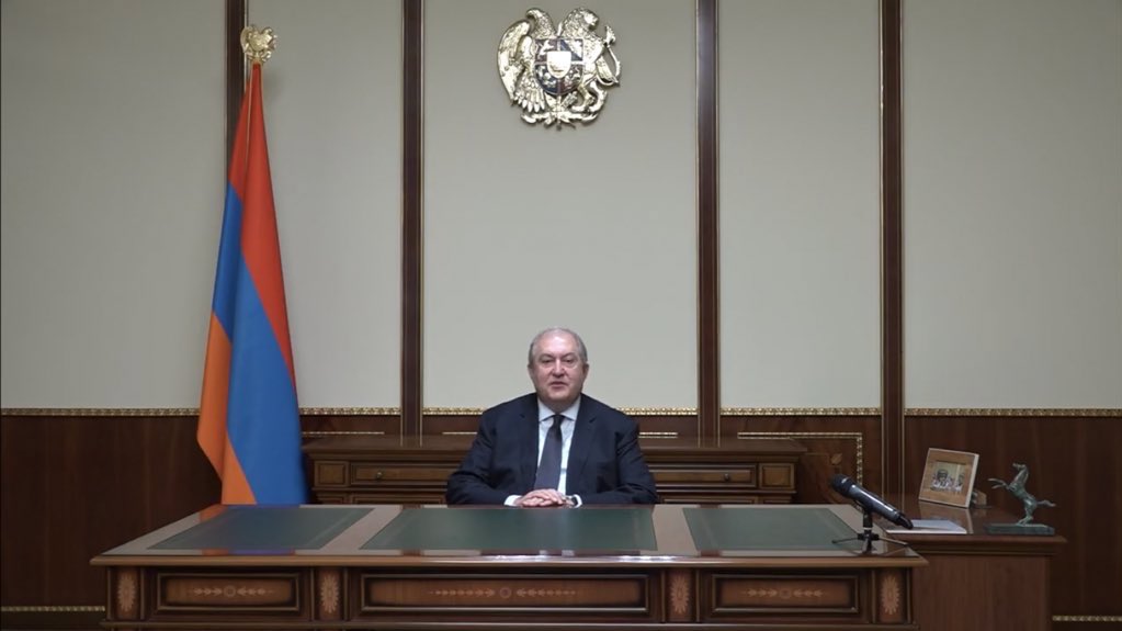 1/  #Armenia President Armen Sarkissian calls on government to prepare for snap elections. He is not the only one in this country, who believes this could be a way out in this tense crisis.