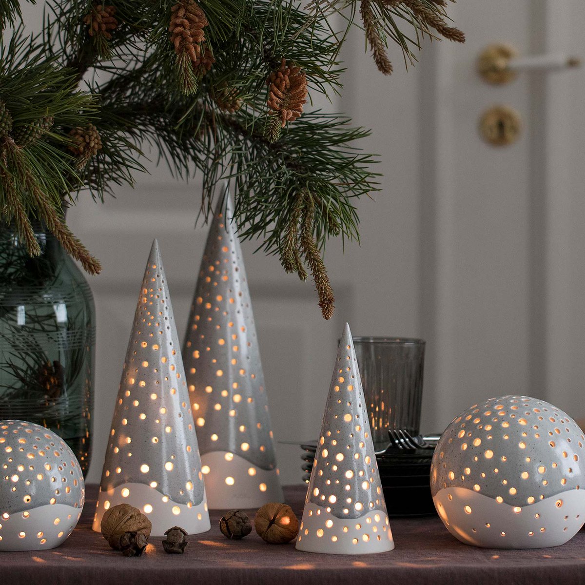 Raumidee des Tages: Diese schönen Teelichthalter im Scandi-Chic sorgen für wunderbare Winterstimmung <3🎄

► wck.me/14cz

#Raumideen #scandichic #winterdeko #weihnachtsdeko