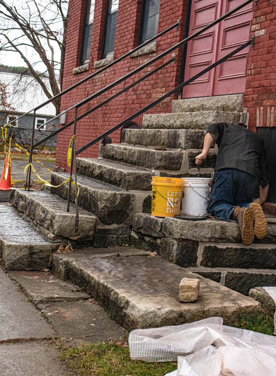fotogosaurus's tweet photo. The Mason https://t.co/9K67CG2yDv #VT #Vermont #NewEngland #Mason #work #StoneWorker #OnTheJob #stairs #fix #Repair #Construction #OldSchool #StreetPhoto #StreetPhotography https://t.co/PnXGmOQb6H
