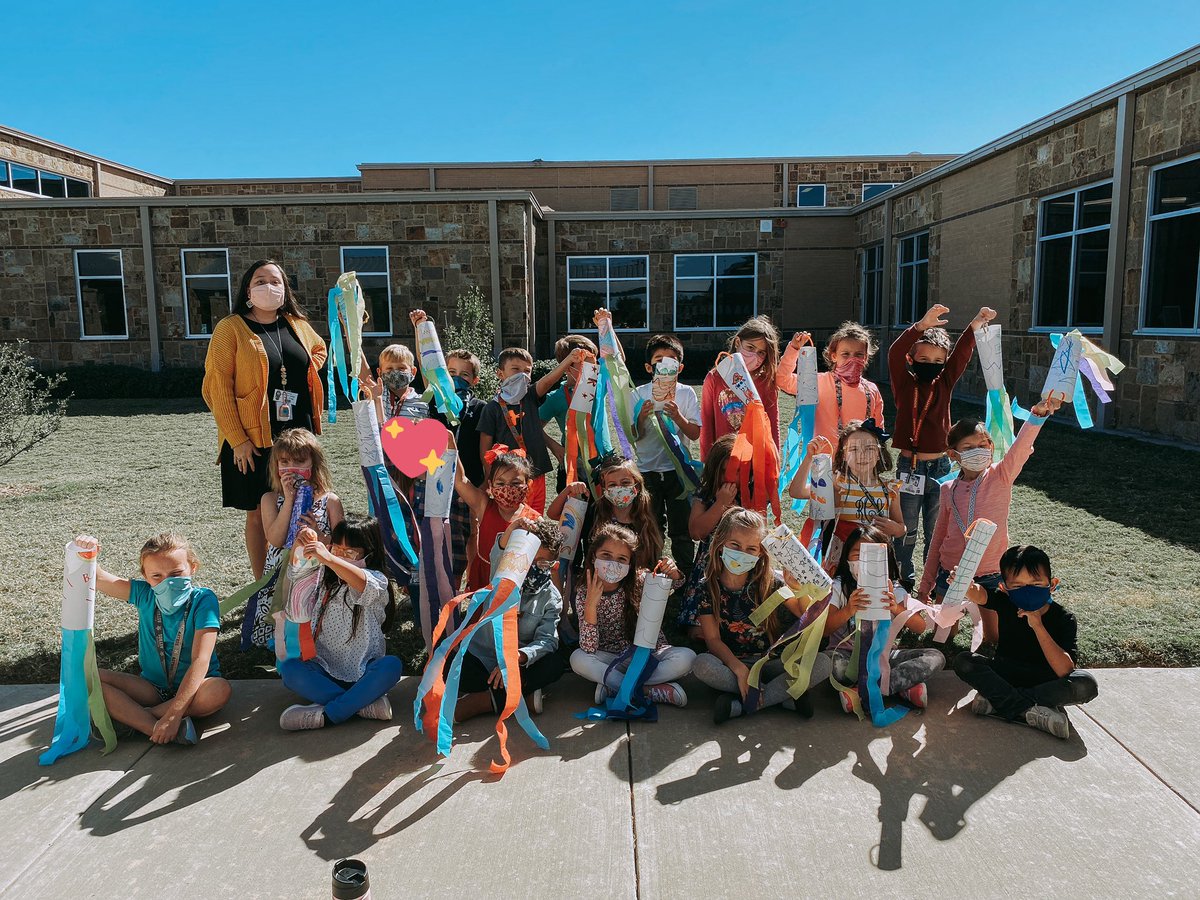 lindyrdavis's tweet photo. My @UHCOE student teacher had her final POP cycle lesson today! 💕 She did amazing job teaching our classes about weather. #JRErocks @kisdjre @jasminerdiaz https://t.co/LYLsIVuqFq