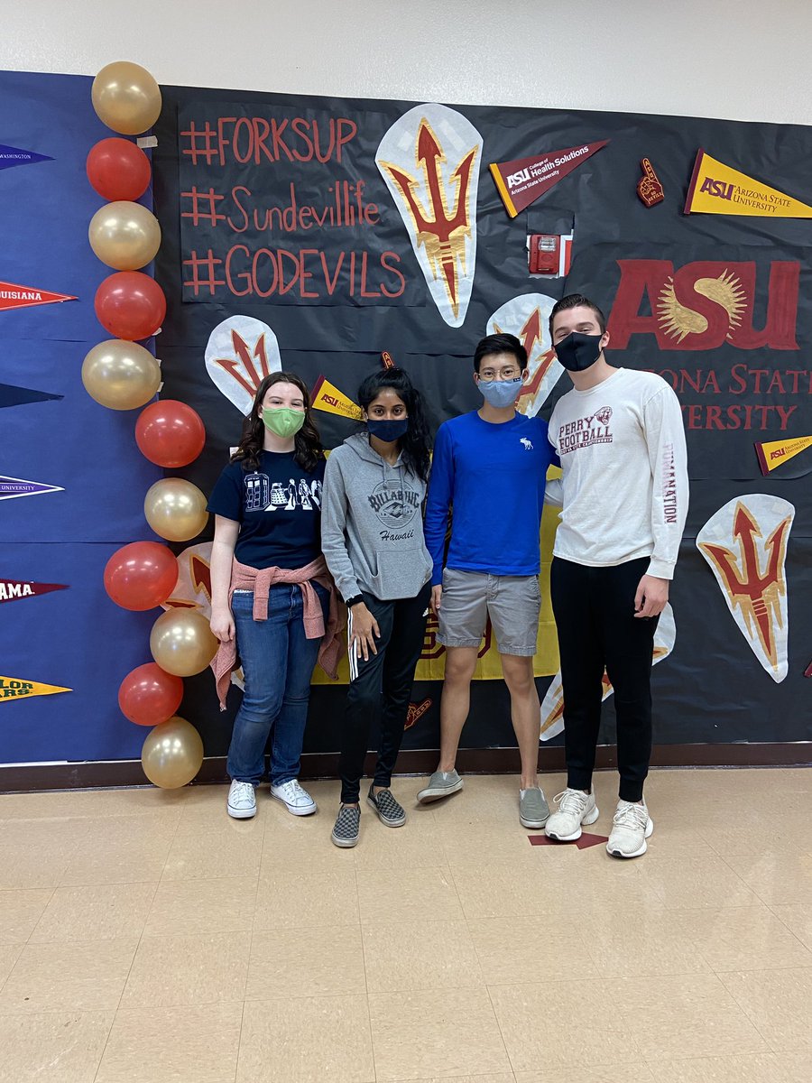 NhsPerry's tweet image. check out these amazing NHS members who helped stugo decorate the hallways for spirit week!