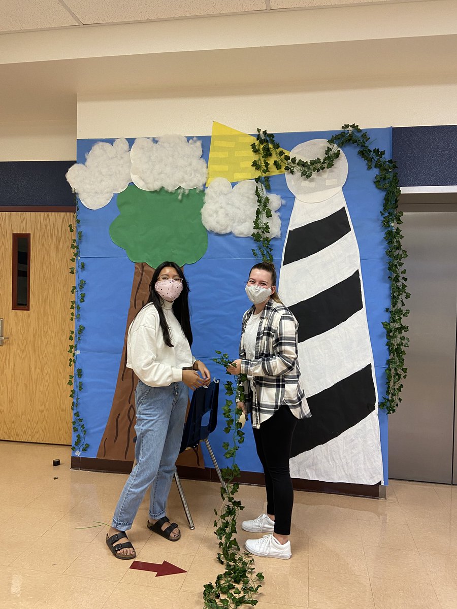 NhsPerry's tweet image. check out these amazing NHS members who helped stugo decorate the hallways for spirit week!