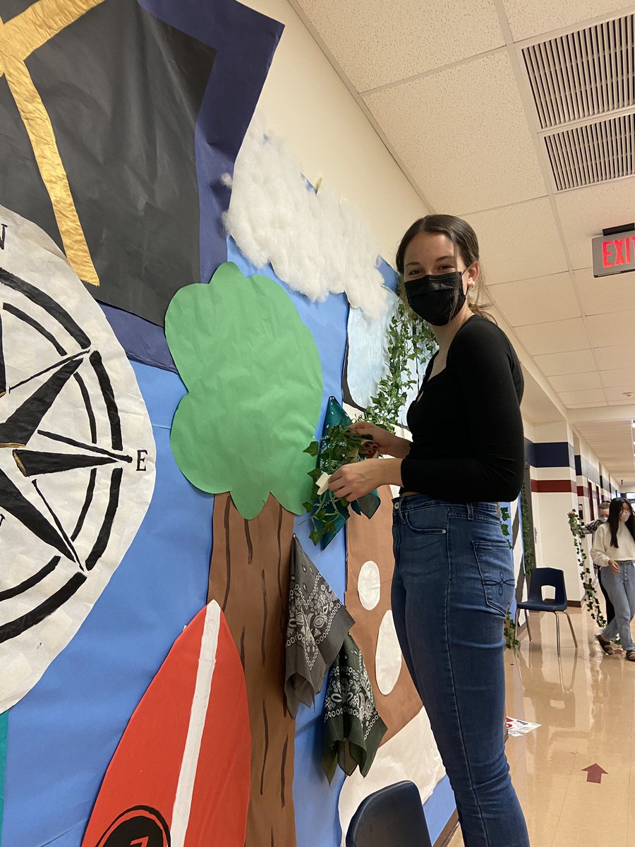 NhsPerry's tweet image. check out these amazing NHS members who helped stugo decorate the hallways for spirit week!