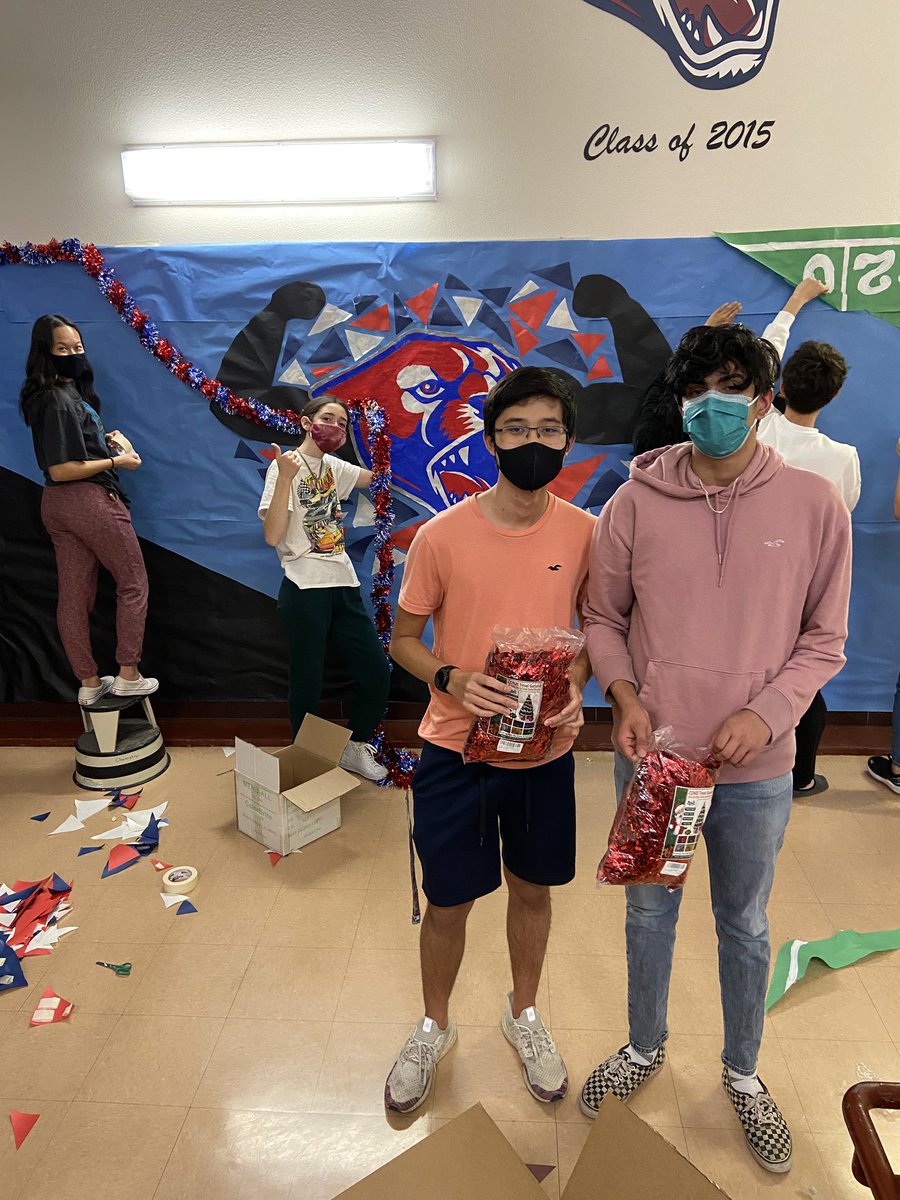 NhsPerry's tweet image. check out these amazing NHS members who helped stugo decorate the hallways for spirit week!