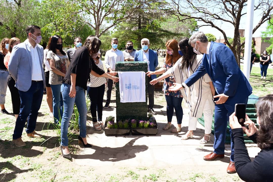 EvaOntiveroLoza's tweet photo. Hoy homenajeamos al único cordobés tripulante del Ara San Juan. En un significativo acto denominamos con el nombre de Capitán de Corbeta "Víctor Andrés Maroli" Héroe Ara San Juan a una plaza de Barrio Lomas de San Martin. Gloria, Memoria y Honor a los 44 Héroes.
@Los44AraSJ https://t.co/7T0eIFXvIB