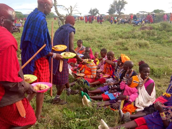 naretolatia's tweet photo. Understanding indeginous people's culture is key in developing a society that respect women's rights.The last rite of passage "Olng'esher"for the 'ilkileku' ageset  took place recently. Do you know that on this first day, the men cook,serve and wash the utensil for their women? https://t.co/NjlVaOluiU