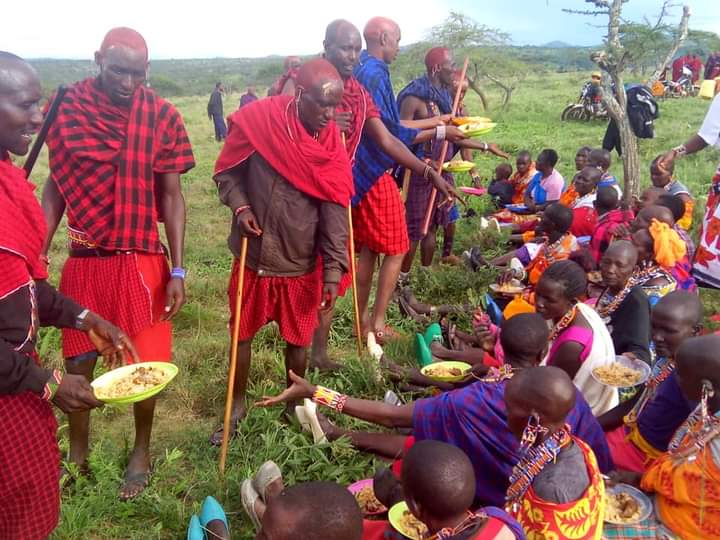 naretolatia's tweet photo. Understanding indeginous people's culture is key in developing a society that respect women's rights.The last rite of passage "Olng'esher"for the 'ilkileku' ageset  took place recently. Do you know that on this first day, the men cook,serve and wash the utensil for their women? https://t.co/NjlVaOluiU