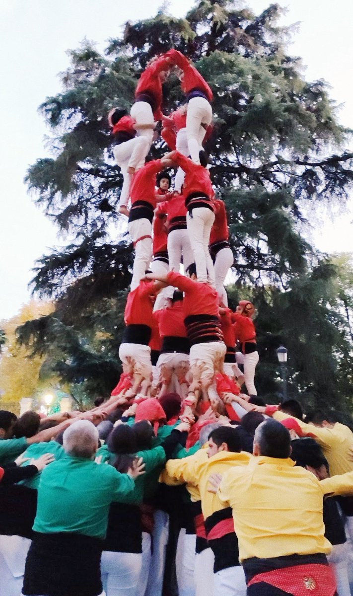 CCastelleraMAD's tweet photo. Hoy hace 1 año desde el segundo 5d6 con nuestra segunda mejor actuación en 3 años de historia 😍
1ª #DiadaCCM con 3 collas en #Madrid 🎉
Y hoy hace 10 años que los #castells son #PatrimoniodelaHumanidad
Bonita coincidencia :)
#SeguimosHaciendoPinya #SeguimosHaciendoHistoria https://t.co/9l4uN3YteK