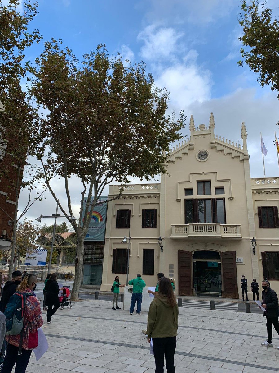 Avui membres de l'Assemblea de Joves del Prat hem estat presents en les concentracions de la <a href="/pah_prat/">PAHPRATDELLOBREGAT</a> i amb la Marea Pensionista del Prat.

La lluita col•lectiva és l'únic camí per un poble on valgui la pena viure!