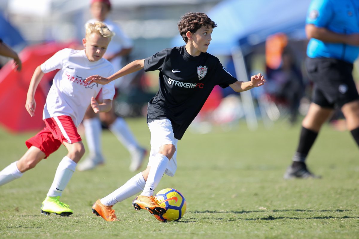 1. Reconstruction.Historiquement, le football n’est pas le sport favori aux USA. Mais :- Entre 1990 et 2010, x2 nombre de joueurs dans le secondaire.- 4e sport le plus plébiscité par les spectateurs // 2e chez les 12-24 ans.- 2011 : Sport le plus pratiqué par les 11-16 ans.