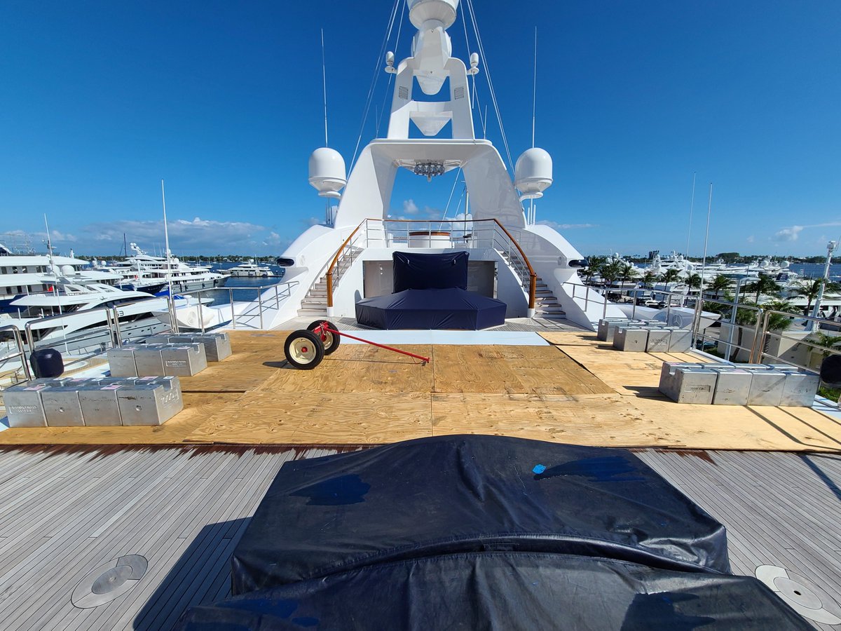 murrayandassoc's tweet photo. Today we are performing an incline test @Rybovich  for the 70m M/Y Freedom, built by @benettiyachts The weights, 18,000lbs provided by @americanweightrental, are being positioned and the pendulum setup to begin the experiment. #navalarchitect #marineengineer #yachtdesign #refit https://t.co/n2QXs8AuDd