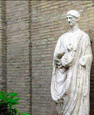 Another of the 'statue parlanti' who struggles to keep his head is 'Abote Luigi' - a late Antique togate figure located next to S. Andrea della Valle. Despite an inscription by Tomassetti that assures "qui vita novella e alfin sicura," he continues to be sporadically decapitated