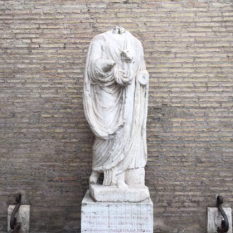 Another of the 'statue parlanti' who struggles to keep his head is 'Abote Luigi' - a late Antique togate figure located next to S. Andrea della Valle. Despite an inscription by Tomassetti that assures "qui vita novella e alfin sicura," he continues to be sporadically decapitated