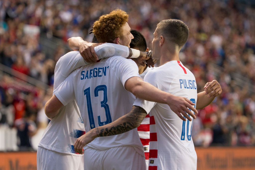 2. Génération dorée.Ouverture pour apprendre de la formation européenne, quitte à laisser partir les jeunes.En échange, une place future dans une sélection rajeunie.2014 : 27,3 ans en moyenne.2020 : 21,7 ans de moyenne.Profil de ceux qui incarnent l’objectif 2026 