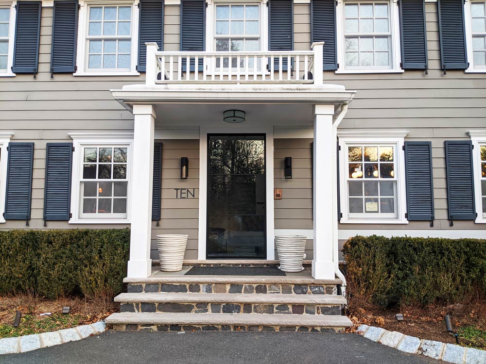2FoldDoors's tweet photo. This New Jersey home owner wanted an upgrade to their entryway, they got just that with this In-Swing folding door complete with 2 horizontal muntin grids.

#thermalsteelarchtiecture#hinged#customhinged#manufacturing#smallbusiness#outdoorliving#

https://t.co/98rdj8gkLg https://t.co/sXKqUoeaDl