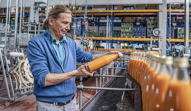 demeter_de's tweet photo. Hand in Hand: Der eine produziert Birnen, Äpfel, Möhren und Rote Beten. Der andere macht daraus Saft und sorgt dafür, dass er die Menschen erreicht, die dessen besondere Qualität schätzen. Ein Besuch bei zweien, die verbunden sind. #DemeterJournal. https://t.co/haGNAG5mr3 https://t.co/76JITvLZcu
