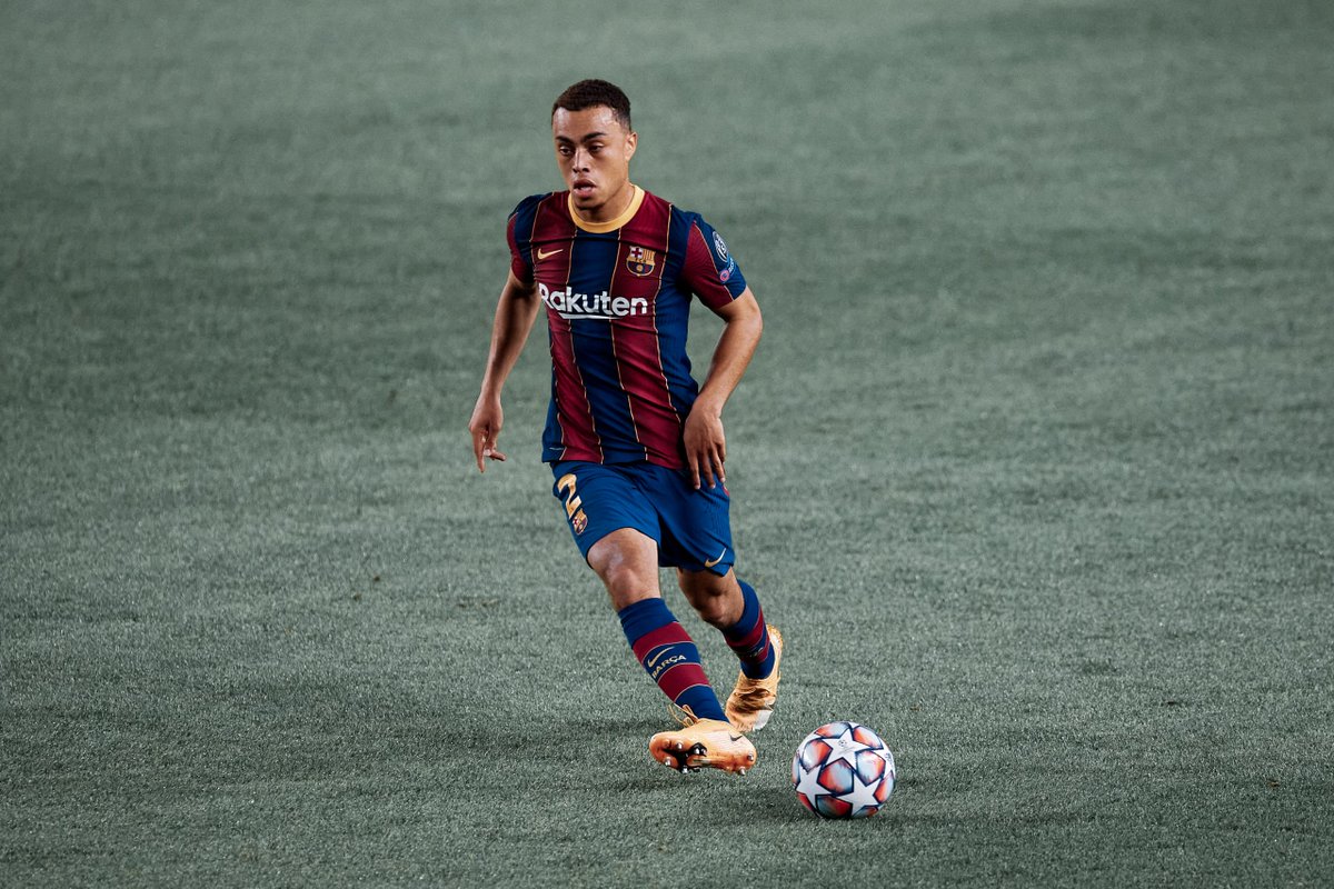 Sergiño Dest. Barcelone, 20 ans, DD // 4 sélections. Courtisé par toute l’Europe cet été, il a choisi le Barça. Mais il a aussi et surtout choisi les USA au lieu des Pays-Bas où il est né. En pleine progression également, il devient un des meilleurs à son poste.