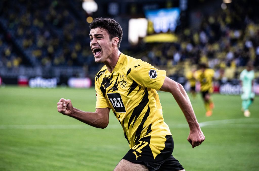 Giovanni Reyna. Dortmund, 18 ans, MOC // 1 sélection. Le fils de la légende américaine Claudio Reyna se fait un nom et devient titulaire quasi-indiscutable au BVB cette saison. 1 but et 4 passes en 7 matches ; une polyvalence et une fraîcheur remarquables.