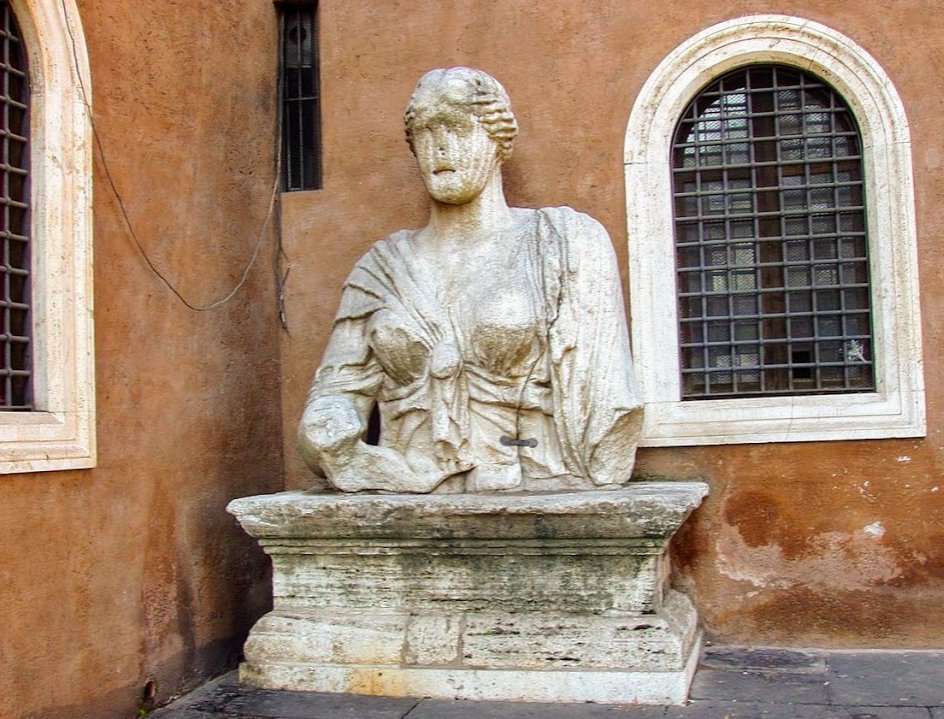 The last ancient statue in the group is the giant 'Madama Lucrezia' located between Piazza Venezia & Piazza San Marco. The fragmentary 3m bust depicts the  #Egyptian goddess  #Isis or her priestess, but is named after Lucrezia d'Alagno, the 15th c. lover of King Alfonso of Aragon.