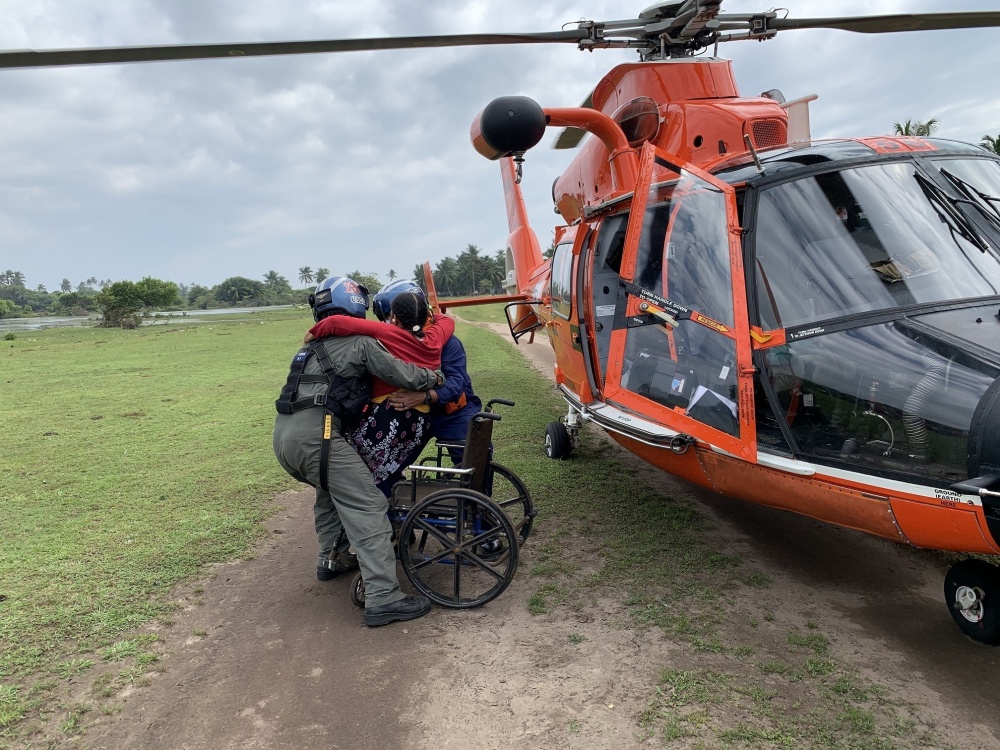 USCGPA's tweet photo. #USCG #D7 HITRON Aviators assist in the relief effort of Honduras after Hurricane #Eta devastated the country. To read more bout the Coast Guard's efforts, check our newsroom! https://t.co/t3vW9UUFIh
#HurricaneEta #CoastGuard #COVID__19 https://t.co/JByHrdZiLP
