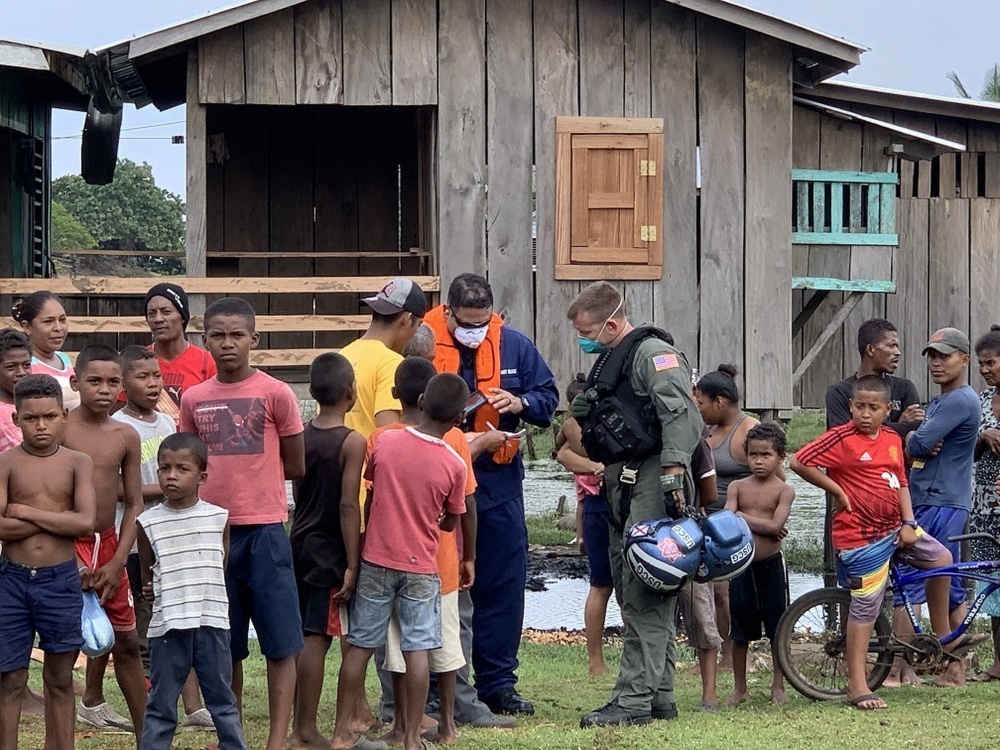 USCGPA's tweet photo. #USCG #D7 HITRON Aviators assist in the relief effort of Honduras after Hurricane #Eta devastated the country. To read more bout the Coast Guard's efforts, check our newsroom! https://t.co/t3vW9UUFIh
#HurricaneEta #CoastGuard #COVID__19 https://t.co/JByHrdZiLP