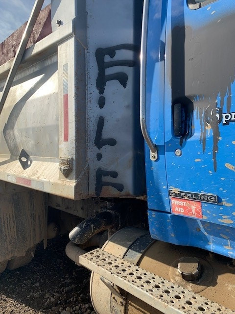 LucasADWebber's tweet photo. #Canada: Grand Falls-Windsor #RCMP investigates suspected targeted vandalism and damages to heavy equipment
#EarthLiberationFront graffiti from the site 👇 #ELF
https://t.co/zjiZKwlgsQ https://t.co/FtbNdub9X7