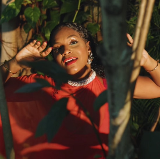 SoulBounce's tweet photo. LISTEN/WATCH: @TeedraMoses Is Looking For Luxurious Love With ‘Cashmere Compliments’ 💋 https://t.co/Vha7dPZabE #TeedraMoses #CashmereCompliments #SoulBounce #music https://t.co/vU0iyjiudX