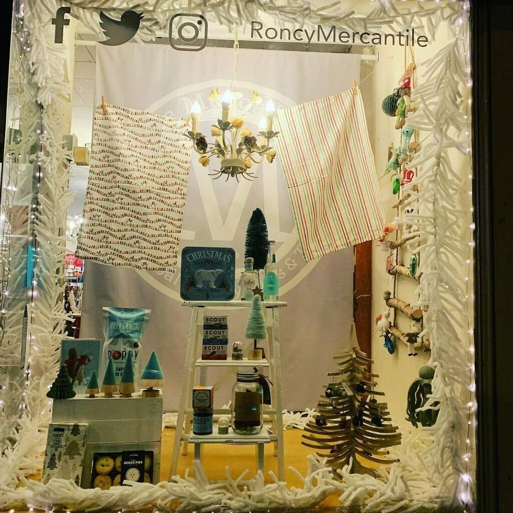 RoncesVillage's tweet photo. 🥰🌲One of the two holiday windows at The Mercantile. See the other one by following them on Instagram or wander over!
📍297 Roncesvalles Ave

Repost from @roncymercantile
•
Window #2!! @roncymercantile
-
 #shoproncy  #roncesvalles  #roncesvallesvillage… https://t.co/aZj8KrS21A https://t.co/bbsLqjtdl7