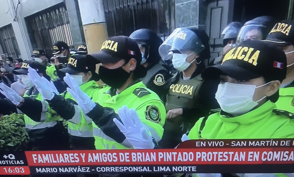 contracultural's tweet photo. Ahora mismo, los familiares de Brian Pintado van con razón a protestar frente a la Comisaría de SMP, y los reciben miembros femeninos estirando sus guantes blancos en símbolo de paz

Querida @PoliciaPeru: váyanse a la mierda con sus gestos vacíos. Son culpables. No lo olvidaremos https://t.co/OxLpmHdxaW