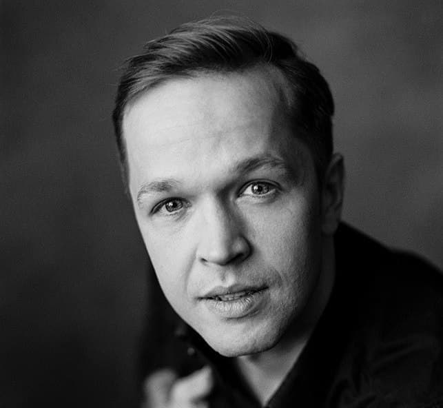 VoicesBelarus's tweet photo. The actor of the Republican Theater of Belarusian Drama Ilya Yasinsky after the beating from security officers has two vertebral processes broken.
The actor was diagnosed at the hospital, where he was brought from police on the evening of November 15. 
#StandWithBelarus #Belarus https://t.co/UYMSTbfrrg