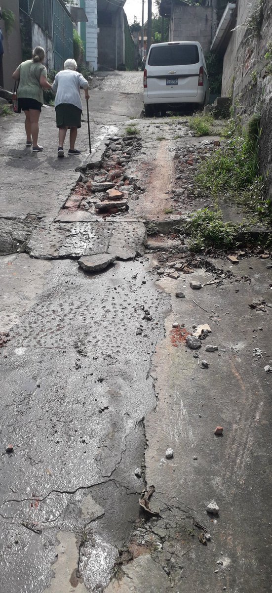 Ale73Rivera's tweet photo. #Denuncia a quien corresponda:
Pasaje Don Bosco en San Salvador, se ecuentra severamente dañado. 
La mayoria de personas del pasaje son adultos mayores. 
@ObrasPublicasSV @RomeoHerrera1 
@alcaldia_ss 
P.d. adjunto fotografias https://t.co/p4zuEnMRXL