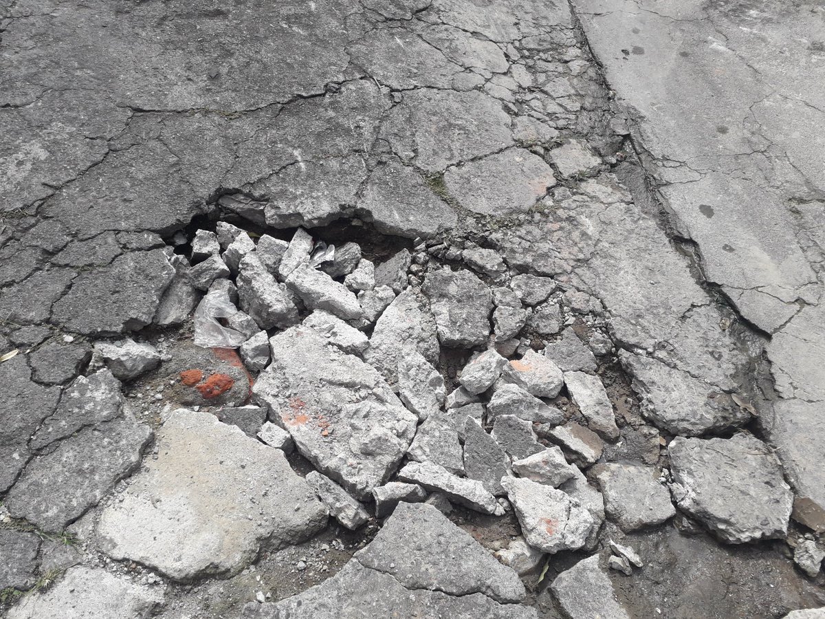 Ale73Rivera's tweet photo. #Denuncia a quien corresponda:
Pasaje Don Bosco en San Salvador, se ecuentra severamente dañado. 
La mayoria de personas del pasaje son adultos mayores. 
@ObrasPublicasSV @RomeoHerrera1 
@alcaldia_ss 
P.d. adjunto fotografias https://t.co/p4zuEnMRXL