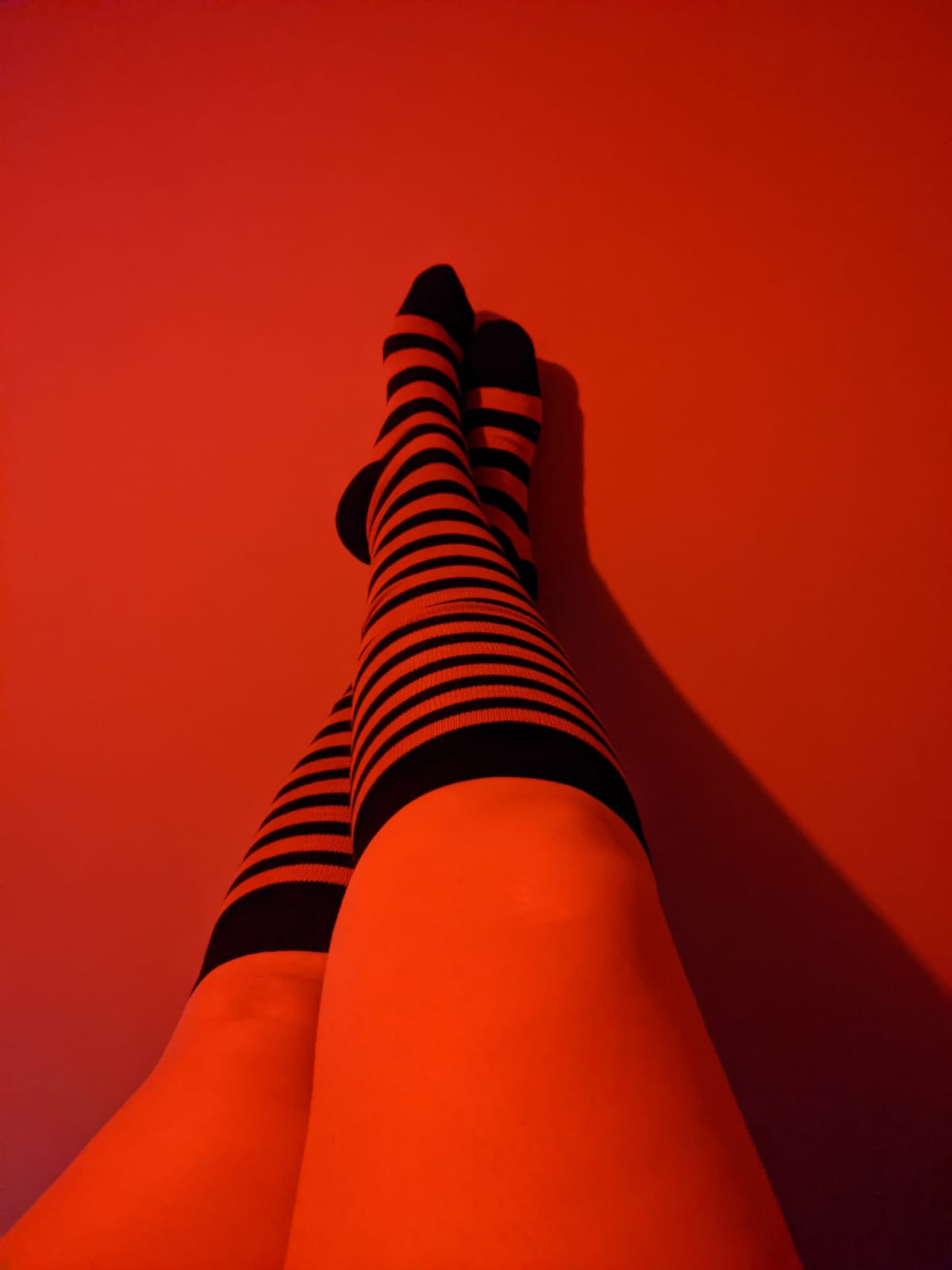 Who doesn't love a pair of striped socks ?! See my ManyVids for more ;) #Feet #FootFtish #toes #footporn #sexyfeet https://t.co/RpdXbLPhez