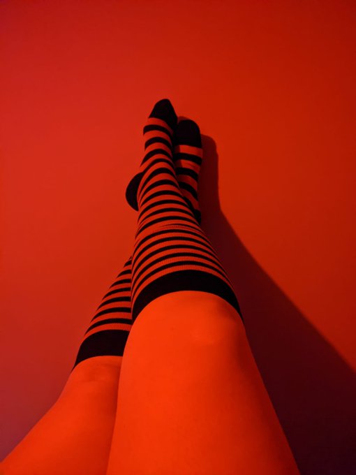 Who doesn't love a pair of striped socks ?! See my ManyVids for more ;) #Feet #FootFtish #toes #footporn