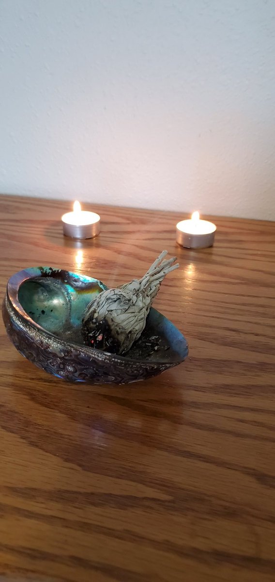 Fstewart888's tweet photo. #smudge and #Prayer  my #daily#habit https://t.co/5WO1xTiIWD