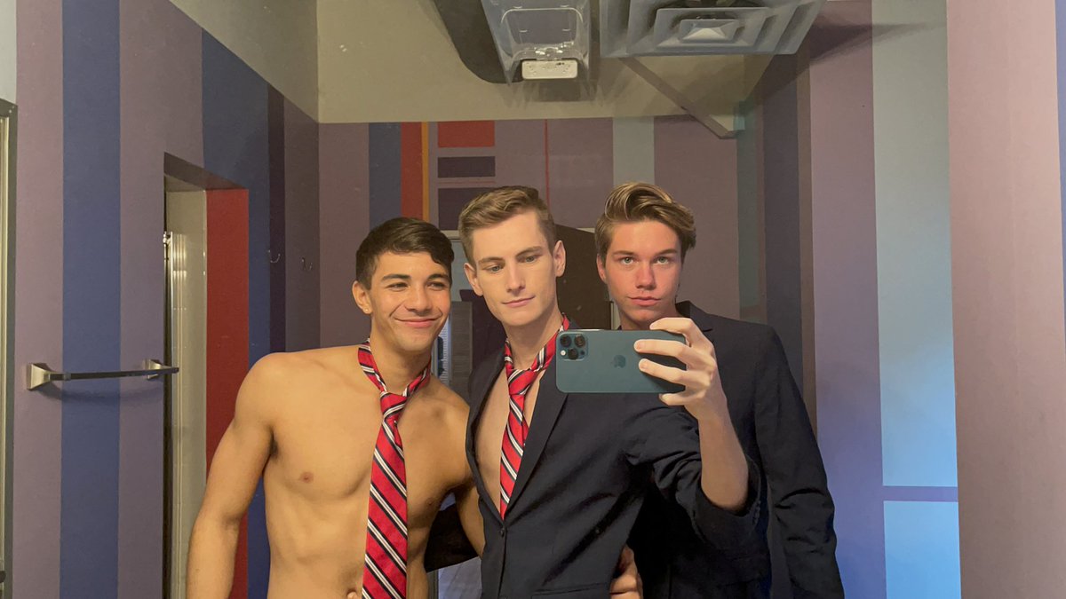 TrevorHarrisXXX's tweet photo. these dorm bathrooms do have good lighting tho #returntohelixacademy https://t.co/q0pVPSBD90