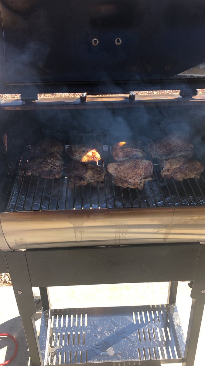ElLeroyGrilling's tweet photo. Smoking some chicken thighs.. spicy rub.. #ElJefecooking #chickenthighs #spicy #smoker #applepellets https://t.co/3bbonCKbhs